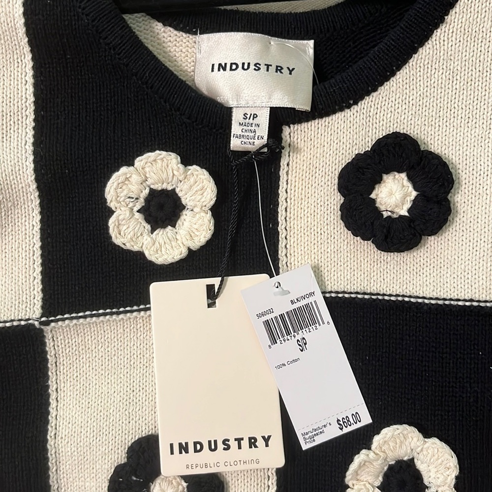 INDUSTRY REPUBLIC CLOTHING - NWT Size Small - Black & Ivory Crochet Knit Flowers - Picture 4 of 9